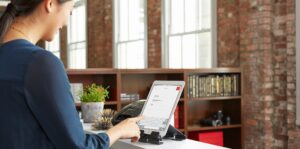Billede af person der bruger vores system til tidsregistrering